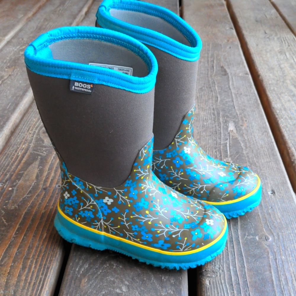 Girls size 10 Bogs in good condition